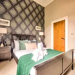 32 Victoria Crescent Road Glasgow