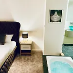 Centre - The Penthouse With Riverviews - Appartement
