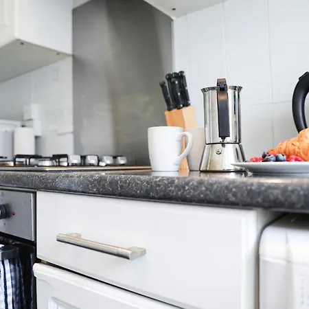 Glasgow, 3 Bed Close To Centre, Free Street Parking Apartment *