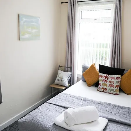 Glasgow, 3 Bed Close To Centre, Free Street Parking Apartment *