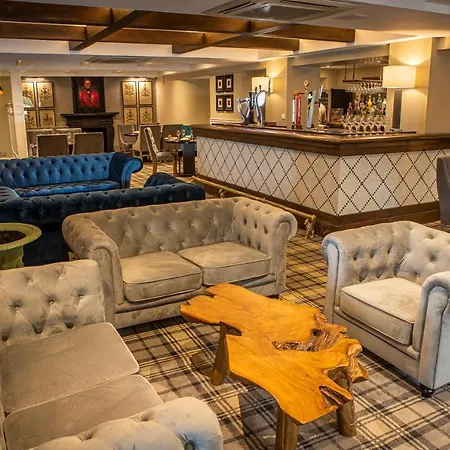 Crowwood And Alba Restaurant מלון