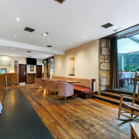 Oyo The Ivory غلاسغو