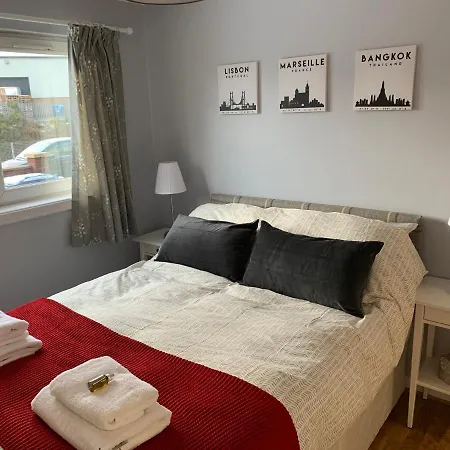 Flat One, 212 Eaglesham Road, East Kilbride, Apartament