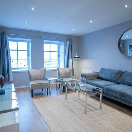 Stunning 2 Bed Merchant With Residents Parking Apartament *