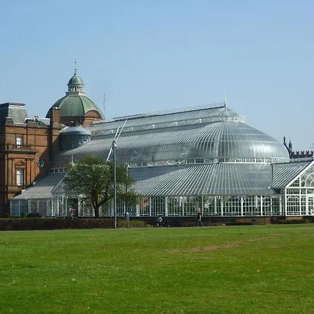 Ferienhaus The Oatland - Luxury House With Private Garden & Parking Glasgow