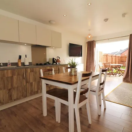 Ferienhaus The Oatland - Luxury House With Private Garden & Parking