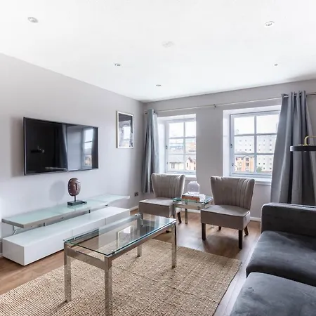 Stunning 2 Bed Merchant With Residents Parking Glasgow