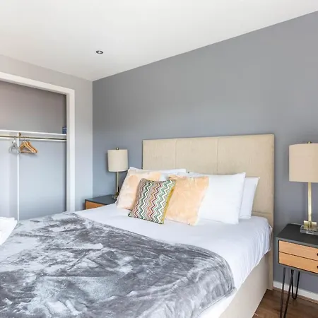 Stunning 2 Bed Merchant With Residents Parking Apartament Glasgow