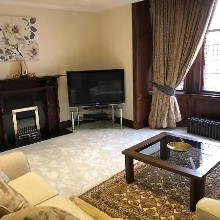 Casa de Férias Beautiful 4-bed In Glasgow