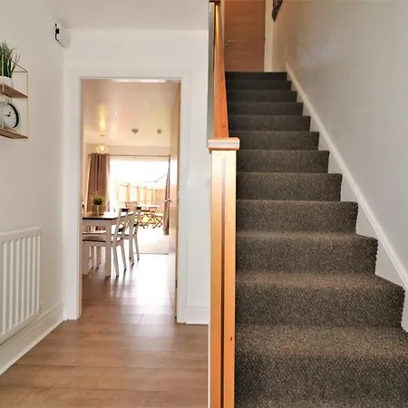 Ferienhaus The Oatland - Luxury House With Private Garden & Parking Glasgow