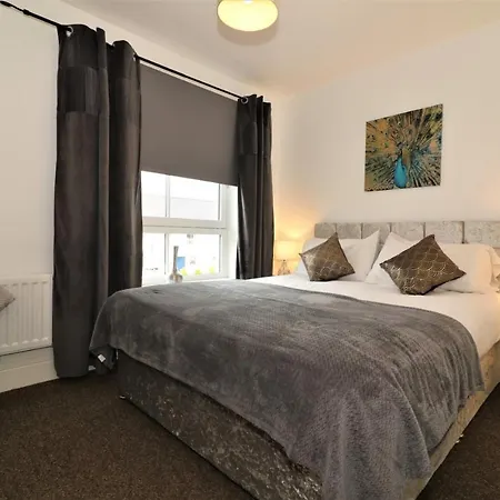 Ferienhaus The Oatland - Luxury House With Private Garden & Parking