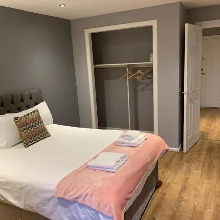 Stunning 2 Bed Merchant With Residents Parking Apartament