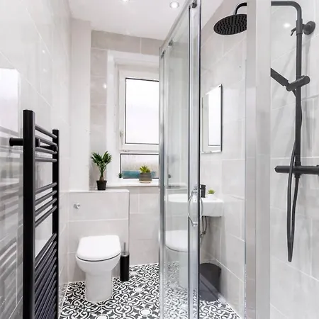 Cheerful 2 Bedroom Homely Apartment, Sleeps 4 Guest Comfy, 1x Double Bed, 2x Single Beds, Free Parking, Free Wifi, Suitable For Business, Leisure Guest, Contractors, Qe Hospital, Glasgow, Near Airport & Centre, Perfect For Common Wealth Games 20 公寓