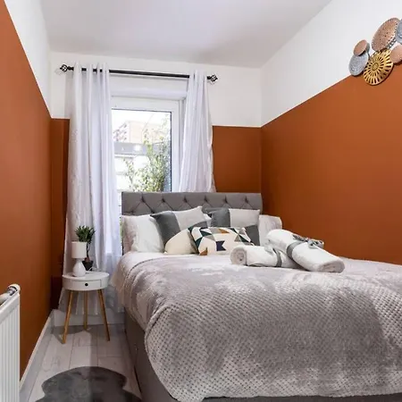 Cheerful 2 Bedroom Homely Apartment, Sleeps 4 Guest Comfy, 1x Double Bed, 2x Single Beds, Free Parking, Free Wifi, Suitable For Business, Leisure Guest, Contractors, Qe Hospital, Glasgow, Near Airport & Centre, Perfect For Common Wealth Games 20 * Glasgow