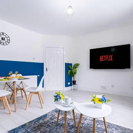 Apartment Cheerful 2 Bedroom Homely Apartment, Sleeps 4 Guest Comfy, 1x Double Bed, 2x Single Beds, Free Parking, Free Wifi, Suitable For Business, Leisure Guest, Contractors, Qe Hospital, Glasgow, Near Airport & Centre, Perfect For Common Wealth Games 20