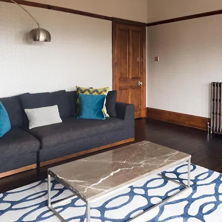 Beautiful, Traditional 2 Bed Flat W Free Parking - Pass The Keys Appartement