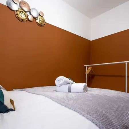 Cheerful 2 Bedroom Homely Apartment, Sleeps 4 Guest Comfy, 1x Double Bed, 2x Single Beds, Free Parking, Free Wifi, Suitable For Business, Leisure Guest, Contractors, Qe Hospital, Glasgow, Near Airport & Centre, Perfect For Common Wealth Games 20 *