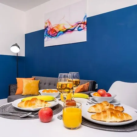 Cheerful 2 Bedroom Homely Apartment, Sleeps 4 Guest Comfy, 1x Double Bed, 2x Single Beds, Free Parking, Free Wifi, Suitable For Business, Leisure Guest, Contractors, Qe Hospital, Glasgow, Near Airport & Centre, Perfect For Common Wealth Games 20 *