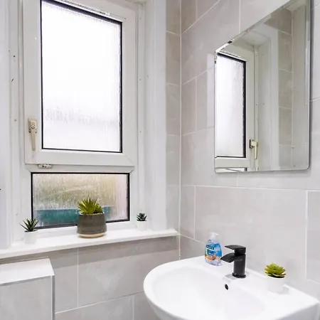 Cheerful 2 Bedroom Homely Apartment, Sleeps 4 Guest Comfy, 1x Double Bed, 2x Single Beds, Free Parking, Free Wifi, Suitable For Business, Leisure Guest, Contractors, Qe Hospital, Glasgow, Near Airport & Centre, Perfect For Common Wealth Games 20 * 格拉斯哥