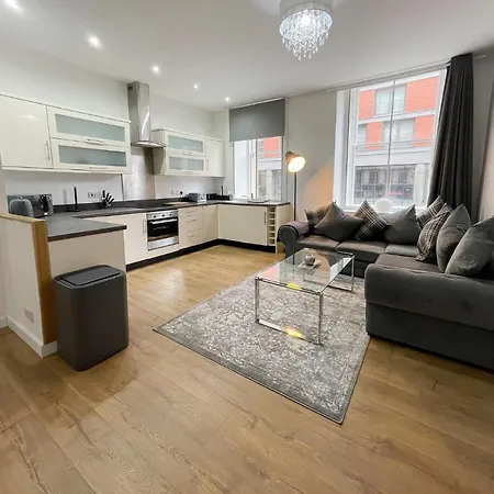 Exquisite 2br Flat Near Train Station Lägenhet *