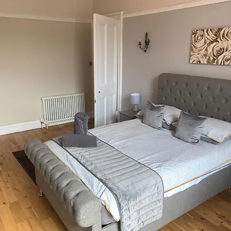 West End - Stunning, Spacious, 3 Bedroom, Main Door Flat With Private Parking * Glasgow