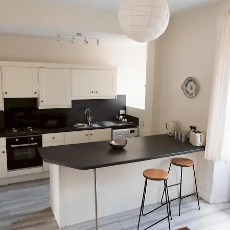 Bright 2 Bed Ground Floor Flat Next To Byres Road *