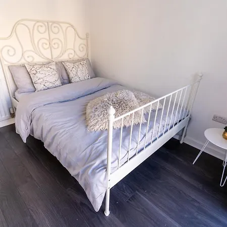 Spacious 3 Bedroom House In With Private Parking & Garden Holiday home Glasgow