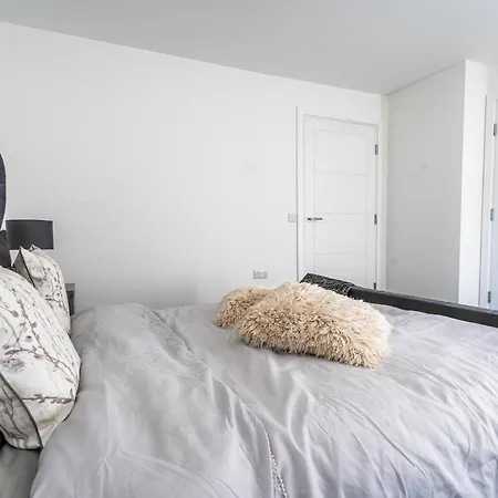 Spacious 3 Bedroom House In With Private Parking & Garden Holiday home
