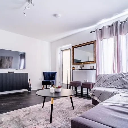 Spacious 3 Bedroom House In With Private Parking & Garden *