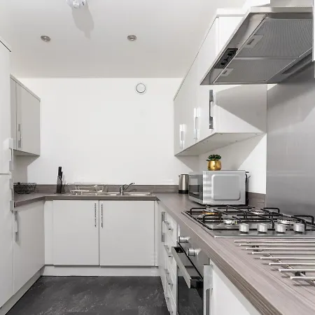 Spacious 3 Bedroom House In With Private Parking & Garden *