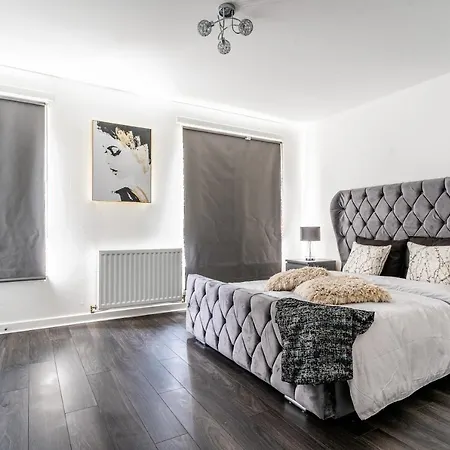 Spacious 3 Bedroom House In With Private Parking & Garden Holiday home Glasgow