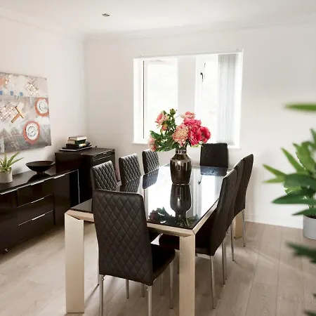 Pass The Keys Townhouse Overlooking The River Clyde, Sleeps 10 * Glasgow