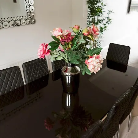 Pass The Keys Townhouse Overlooking The River Clyde, Sleeps 10 *