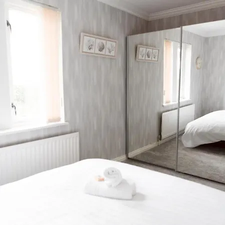 Pass The Keys Townhouse Overlooking The River Clyde, Sleeps 10