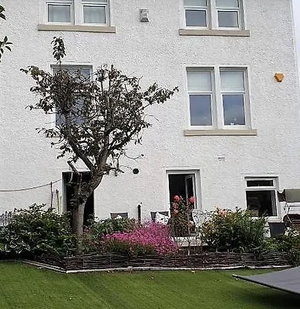 בית אירוח Emo *