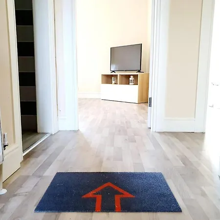 Gorgeous, Light & Airy In The Heart Of The West End, Close To Sec And Hydro Apartment