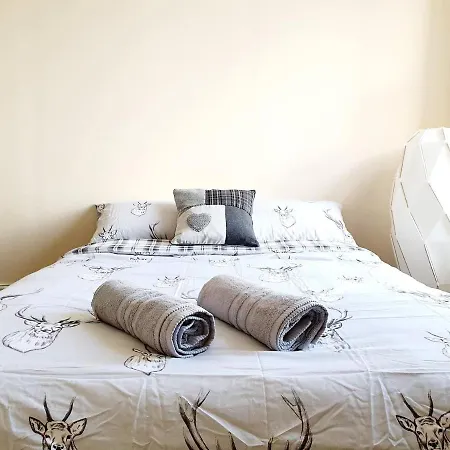 Gorgeous, Light & Airy In The Heart Of The West End, Close To Sec And Hydro Apartment