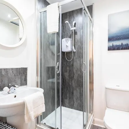 Modern 2 Bed Broompark/central Apt. With Parking Glasgow