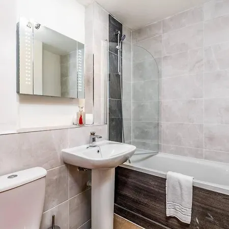 Fresh, Modern West End Beside Hydro 格拉斯哥