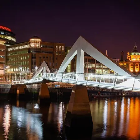 Apartment City Centre Flat With River Views And Parking *