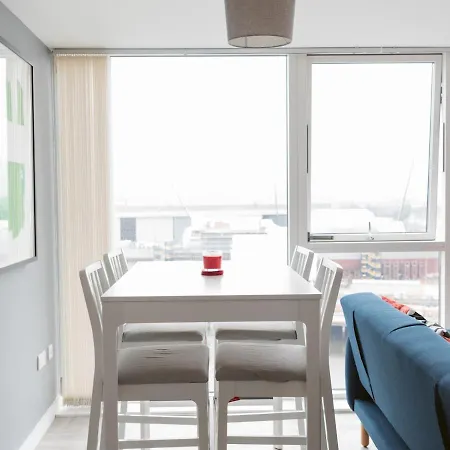 Pass The Keys Lovely New 1-bedroom Harbour River View Apartment Glasgow