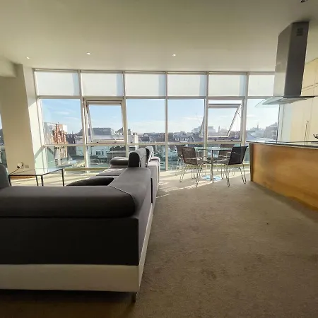 Centre 2-bed Parking Jacuzzi Bath 公寓 *