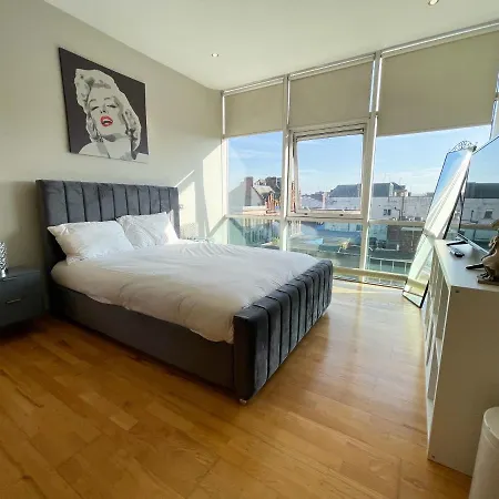 Centre 2-bed Parking Jacuzzi Bath 公寓 *