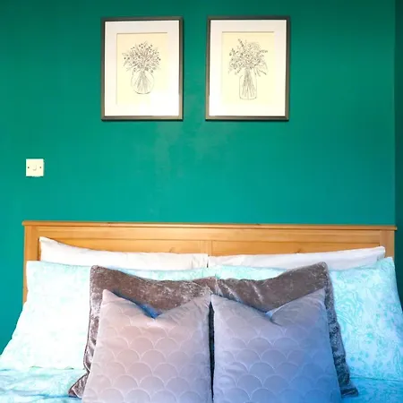 One Bed In Apartment *