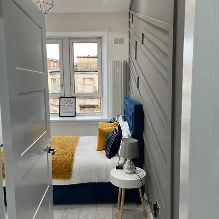 Cheerful 2 Bedroom Homely Apartment, Sleeps 4 Guest Comfy, 3x Double Bed, Parking, Free Wifi, Suitable For Business, Leisure Guest,glasgow, West End, Near Centre, Perfect For Common Wealth Games 2026 Apartmán Glasgow