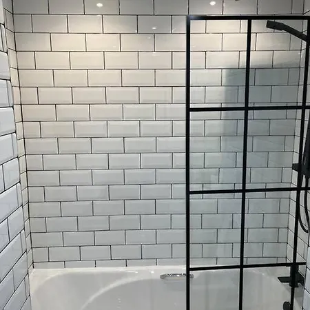 Cheerful 2 Bedroom Homely Apartment, Sleeps 4 Guest Comfy, 3x Double Bed, Parking, Free Wifi, Suitable For Business, Leisure Guest,glasgow, West End, Near Centre, Perfect For Common Wealth Games 2026 Glasgow