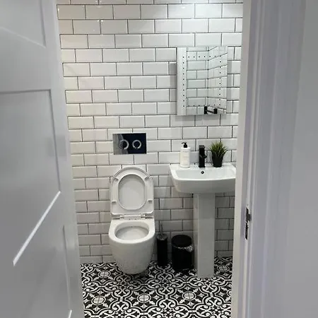 Apartmán Cheerful 2 Bedroom Homely Apartment, Sleeps 4 Guest Comfy, 3x Double Bed, Parking, Free Wifi, Suitable For Business, Leisure Guest,glasgow, West End, Near Centre, Perfect For Common Wealth Games 2026