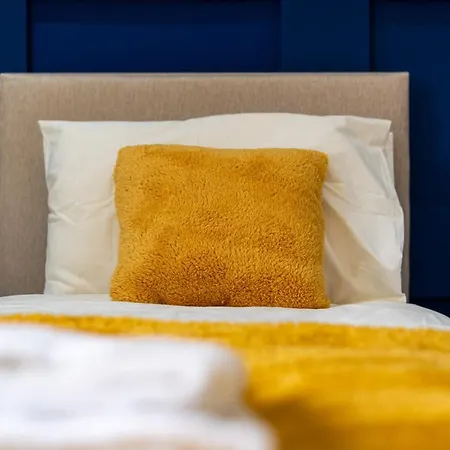 Cheerful 2 Bedroom Homely Apartment, Sleeps 4 Guest Comfy, 3x Double Bed, Parking, Free Wifi, Suitable For Business, Leisure Guest,glasgow, West End, Near Centre, Perfect For Common Wealth Games 2026 *