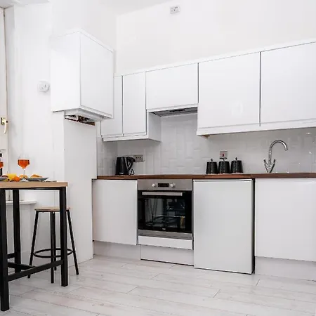 Cheerful 2 Bedroom Homely Apartment, Sleeps 4 Guest Comfy, 3x Double Bed, Parking, Free Wifi, Suitable For Business, Leisure Guest,glasgow, West End, Near Centre, Perfect For Common Wealth Games 2026 *