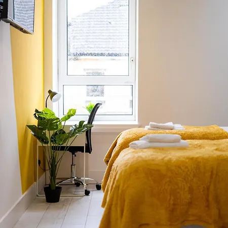 Cheerful 2 Bedroom Homely Apartment, Sleeps 4 Guest Comfy, 3x Double Bed, Parking, Free Wifi, Suitable For Business, Leisure Guest,glasgow, West End, Near Centre, Perfect For Common Wealth Games 2026 * Glasgow